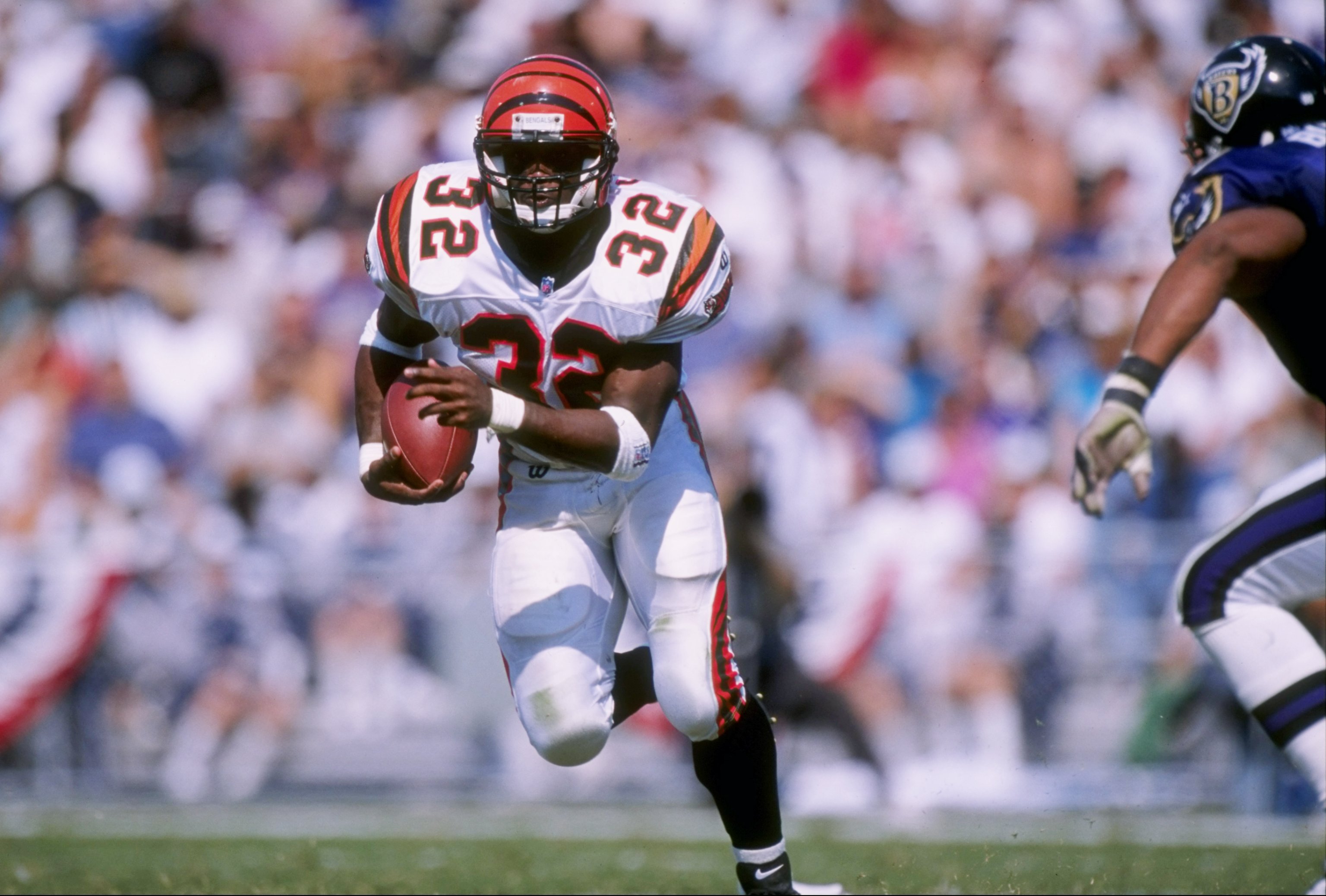Running back Ki-Jana Carter #32 of the Cincinnati Bengals in 1997. (Credit: Doug Pensinger /Allsport)